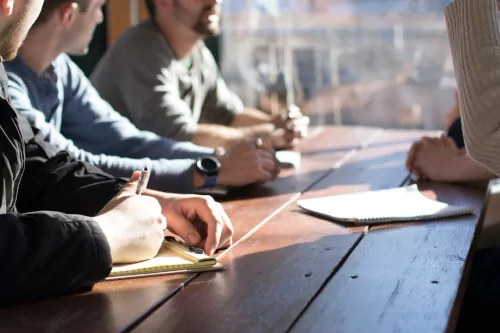 Gruppo di professionisti discutendo al tavolo